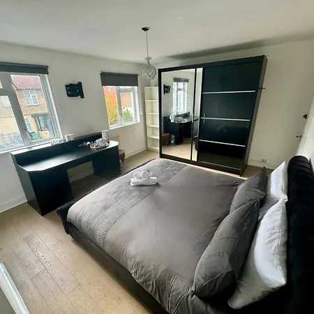 Master Bedroom In A House Share Thirty Minutes Away From Waterloo Station Shared Bathroom